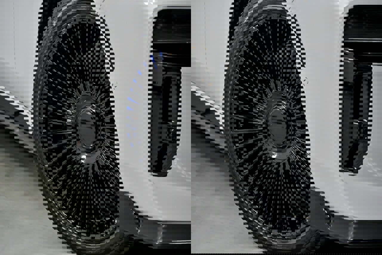 Used 2025 BMW 760i xDrive w/ Executive Package image 3