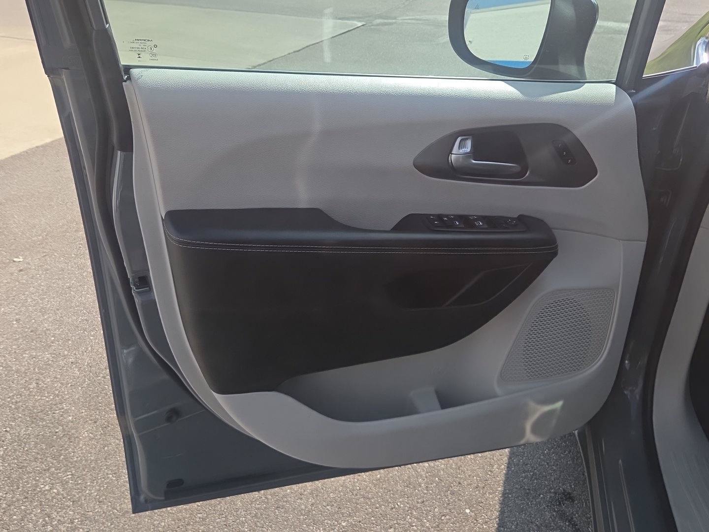 Used 2023 Chrysler Pacifica Touring-L FWD image 16