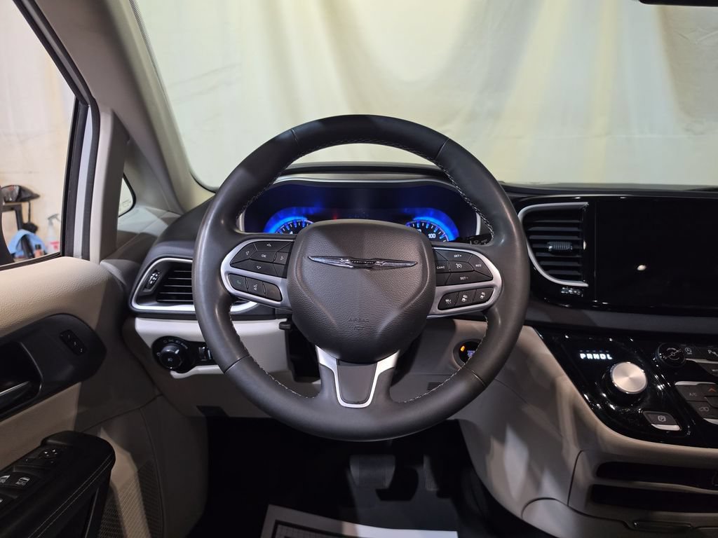 Used 2023 Chrysler Pacifica Touring-L FWD image 11