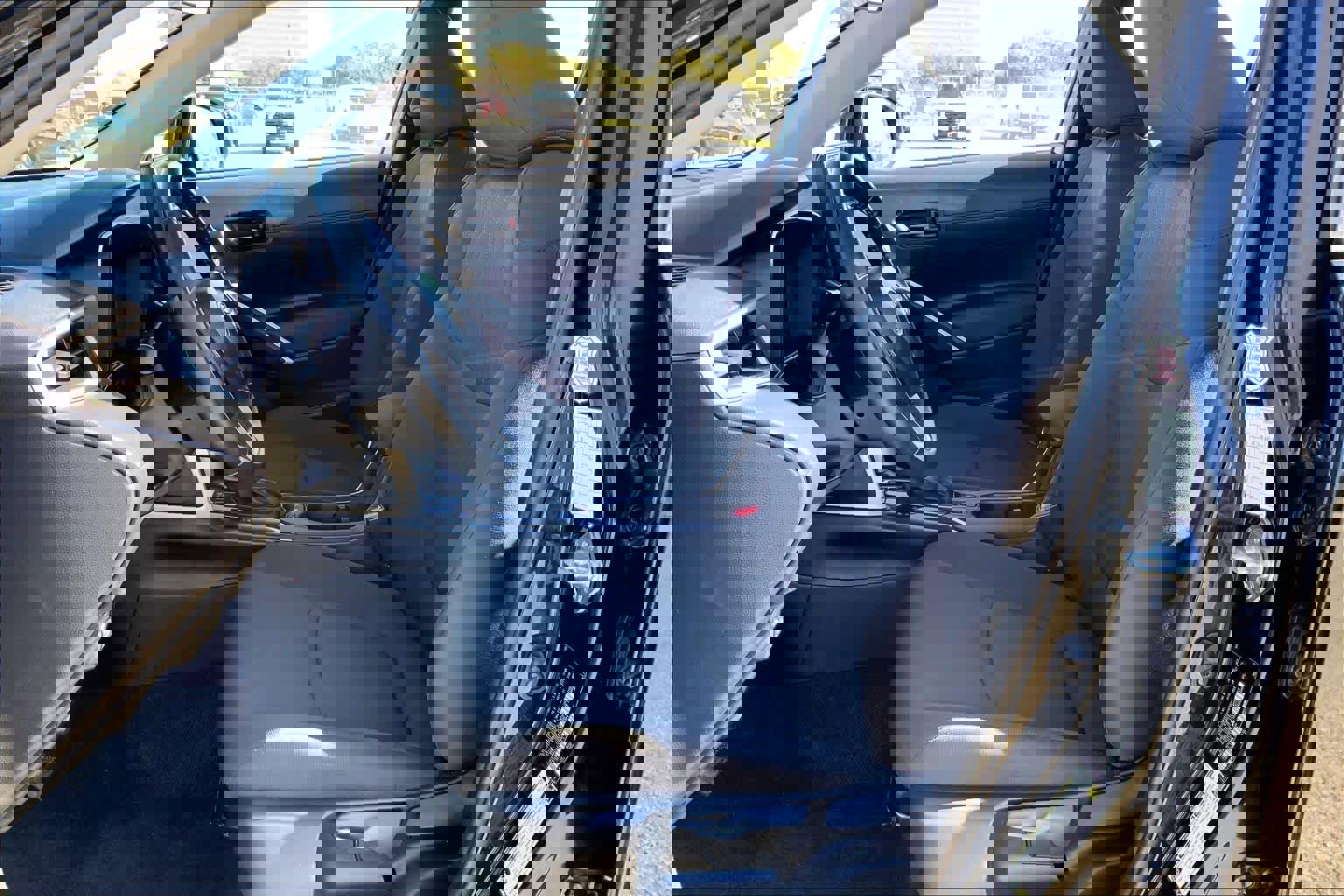 Used 2025 Toyota Corolla Cross LE image 7