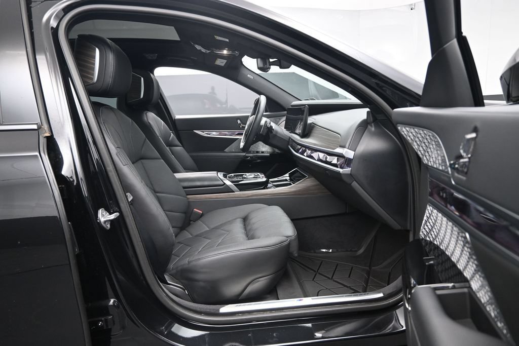 Used 2024 BMW 760i xDrive w/ Executive Package AWD/4WD image 29