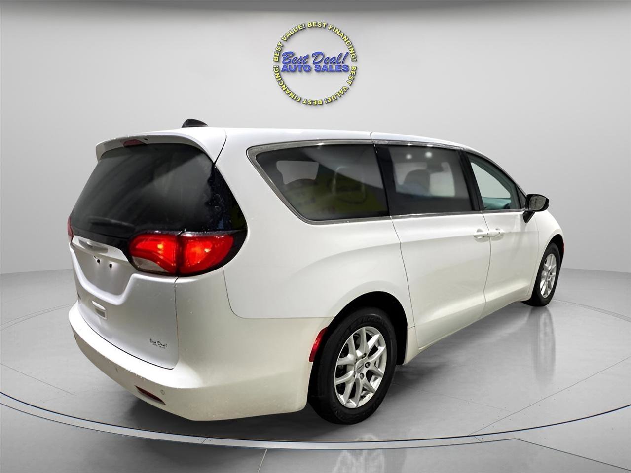 Used 2022 Chrysler Voyager LX FWD image 4