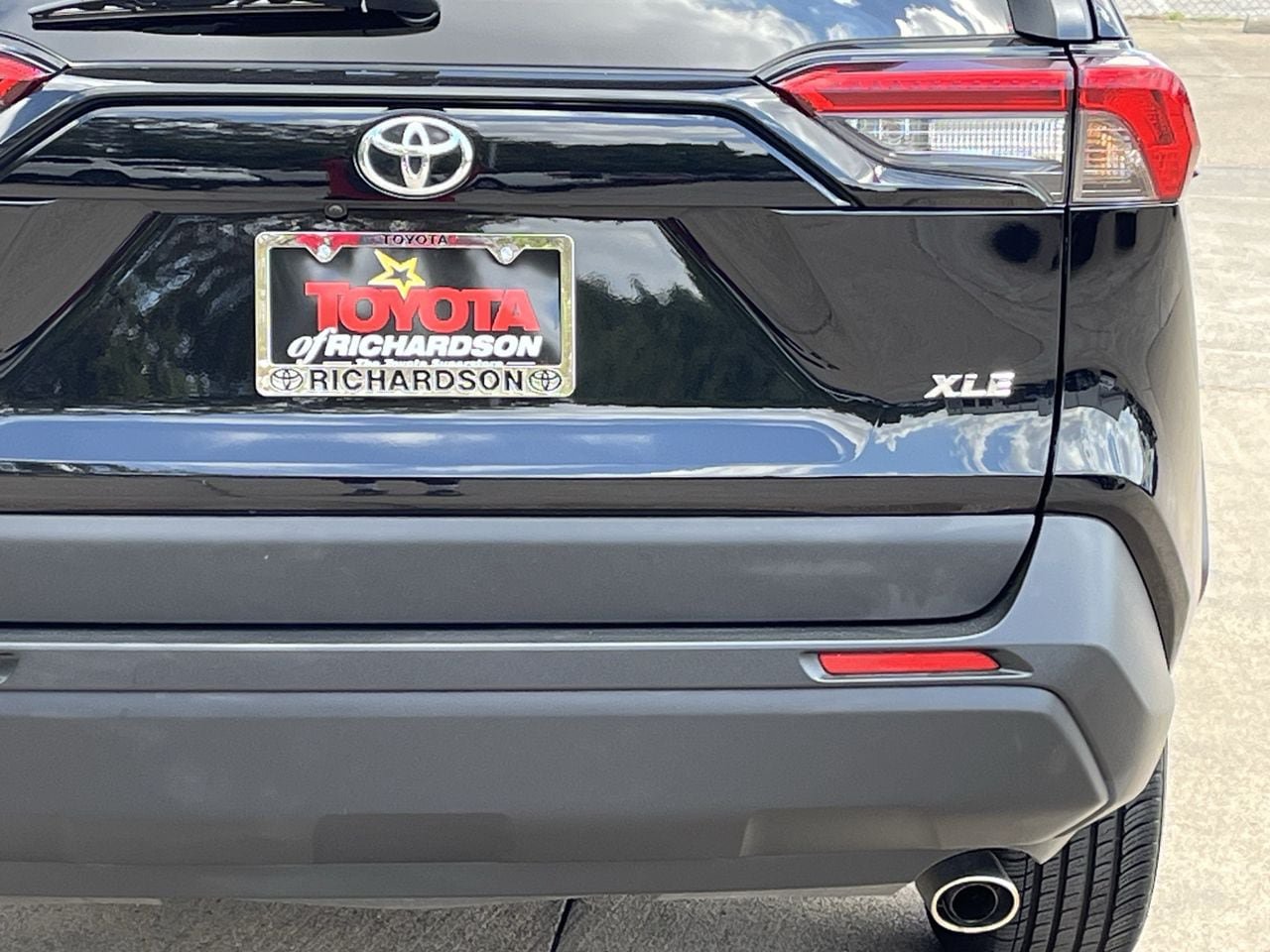 Used 2025 Toyota RAV4 XLE FWD image 6