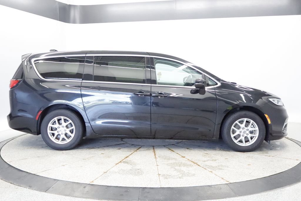 Certified 2023 Chrysler Pacifica Touring-L FWD image 8