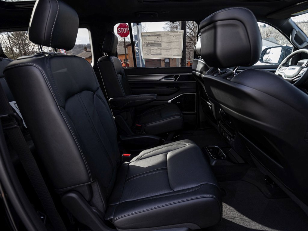 New 2025 Jeep Wagoneer Series III image 30