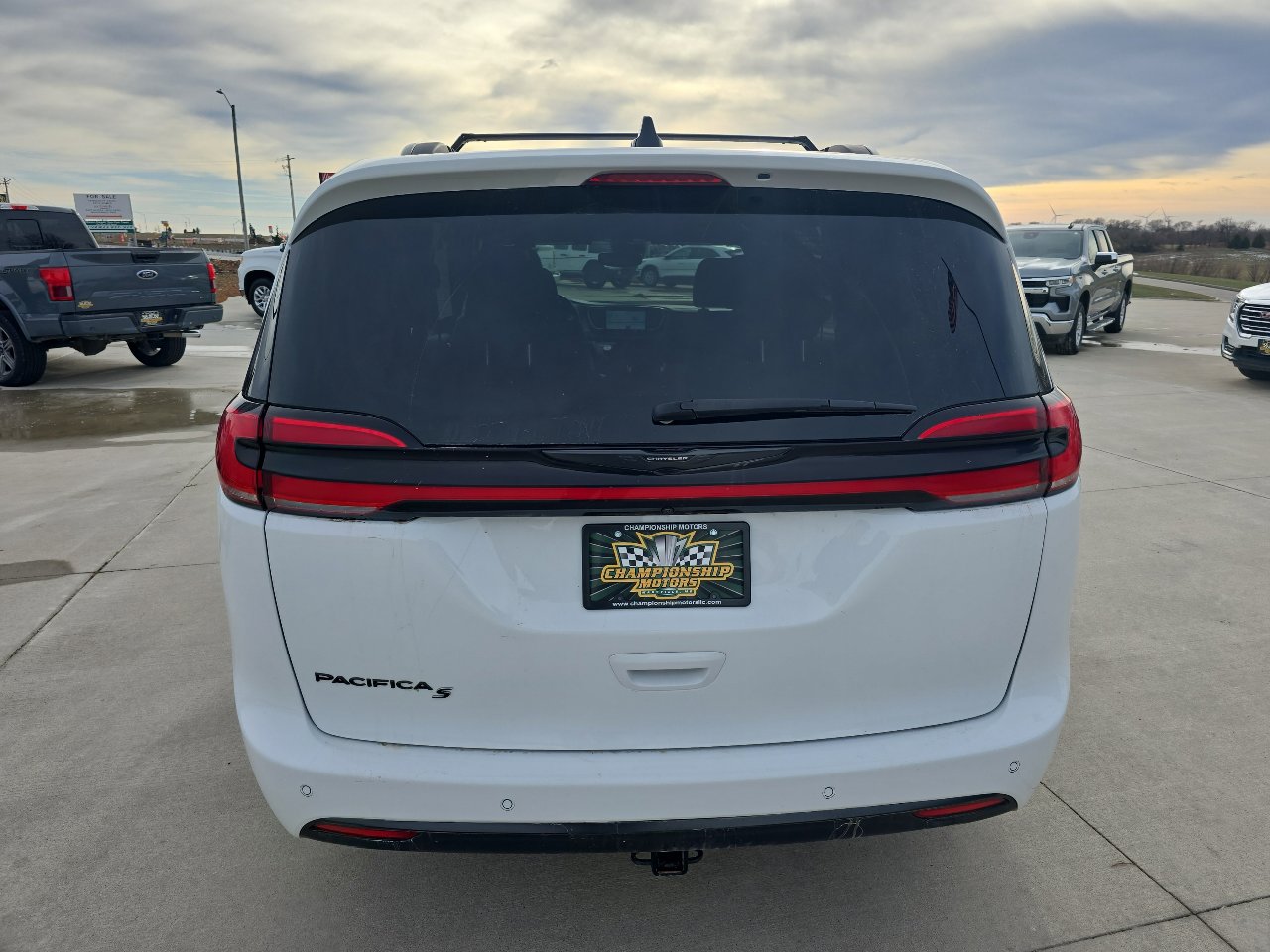 Used 2023 Chrysler Pacifica Touring w/ S Appearance Package image 4