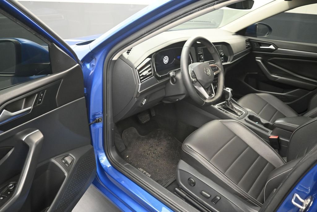 Used 2023 Volkswagen Jetta SE w/ Panoramic Sunroof Package FWD image 9