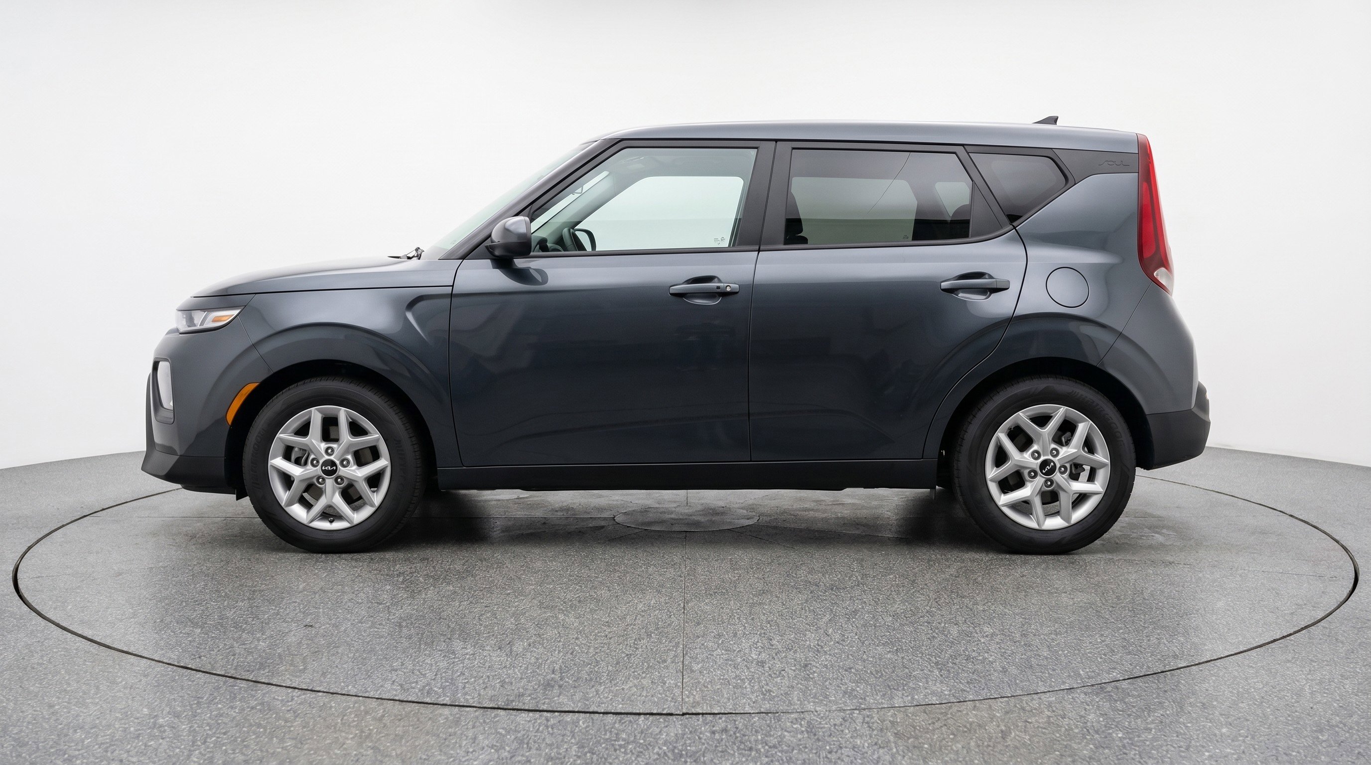 Used 2025 Kia Soul LX w/ LX Technology Package FWD image 5