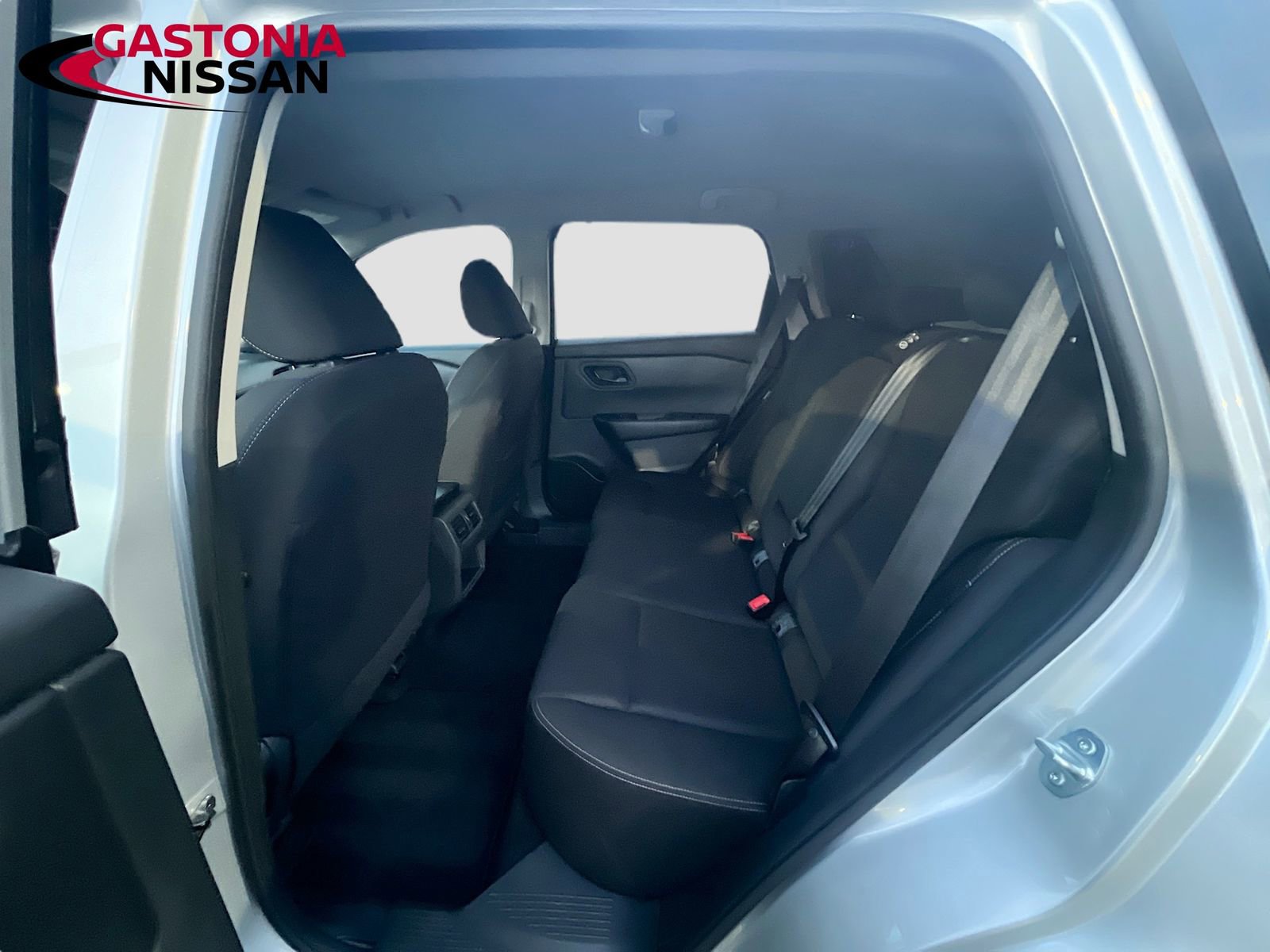 Used 2024 Nissan Rogue S image 31