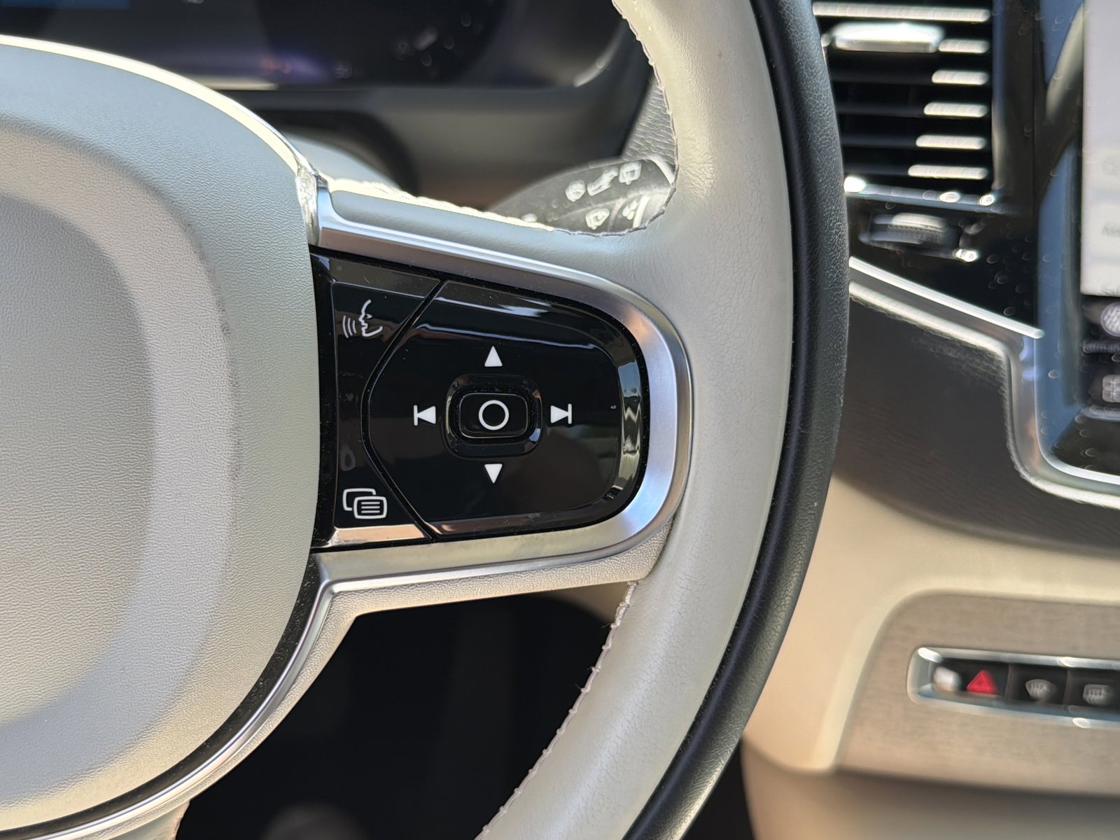 Used 2024 Volvo XC90 B6 Plus AWD/4WD image 5