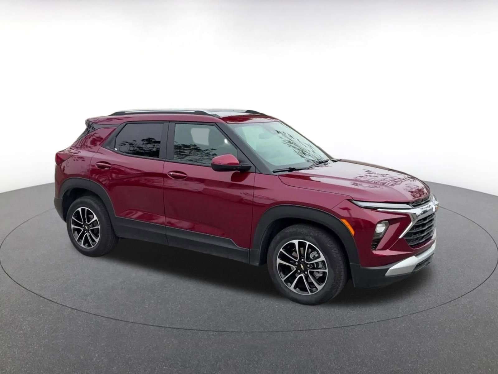 Used 2025 Chevrolet TrailBlazer LT image 2