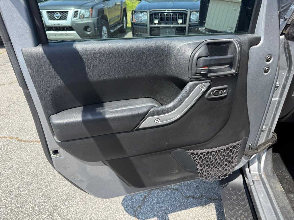 Used 2017 Jeep Wrangler Unlimited Sahara w/ Dual Top Group AWD/4WD image 13