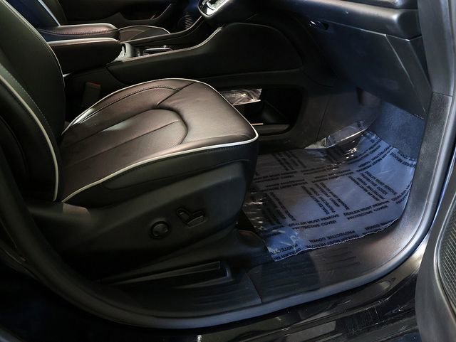 Used 2025 Chrysler Pacifica Limited FWD image 36