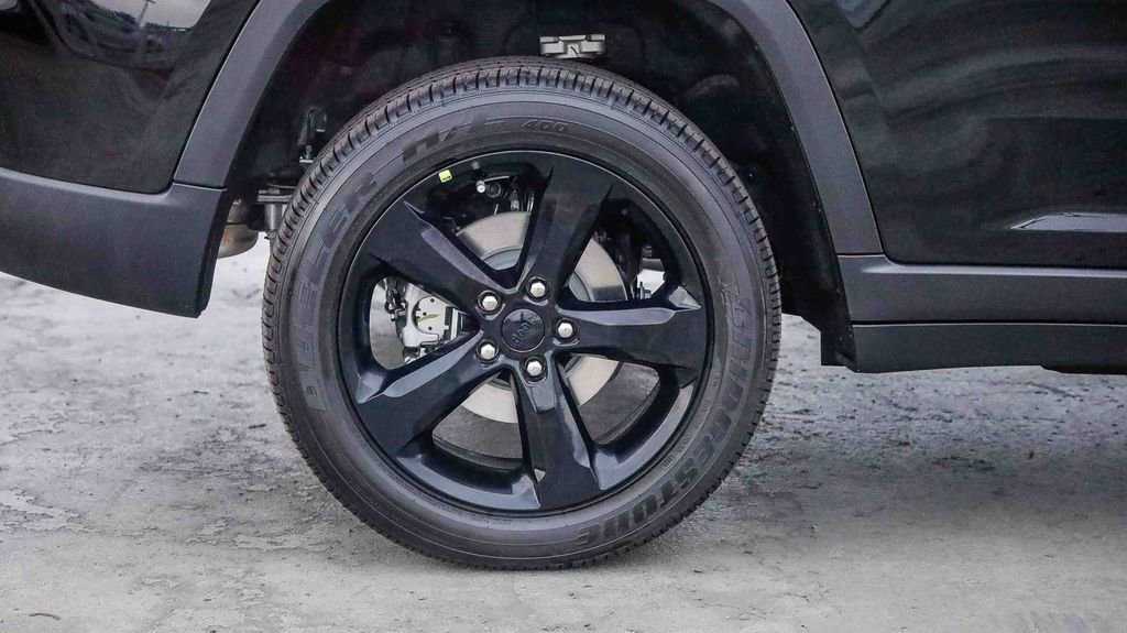 New 2025 Jeep Grand Cherokee Altitude image 12