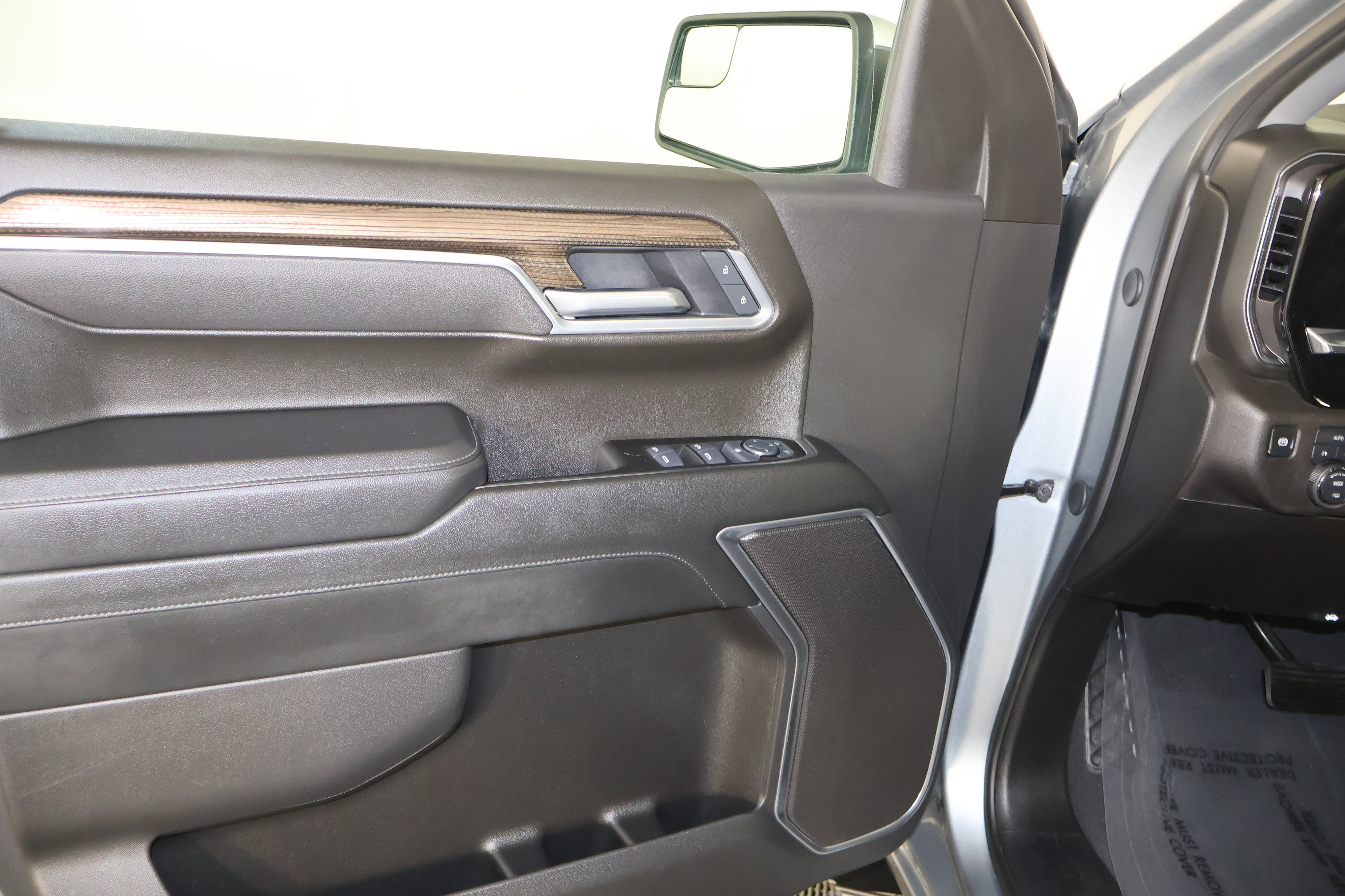 Used 2025 Chevrolet Silverado 1500 LT image 40