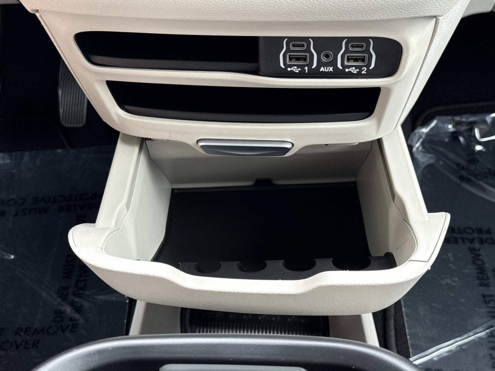 Used 2024 Chrysler Pacifica Touring-L FWD image 12