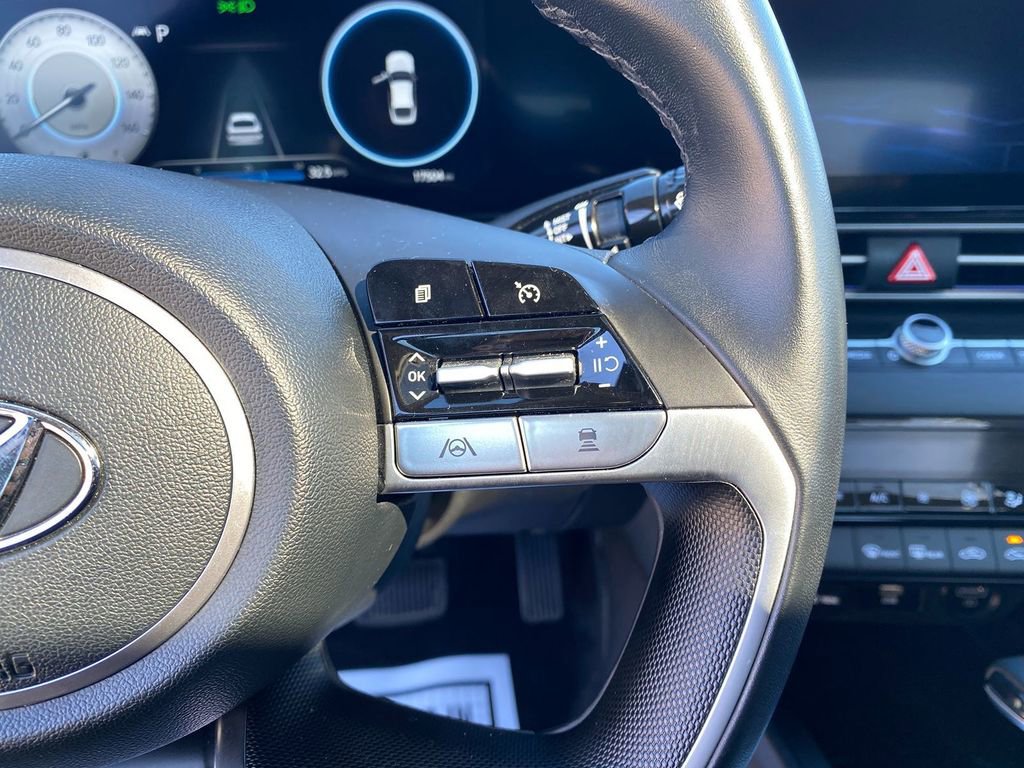 Used 2023 Hyundai Elantra Limited image 16