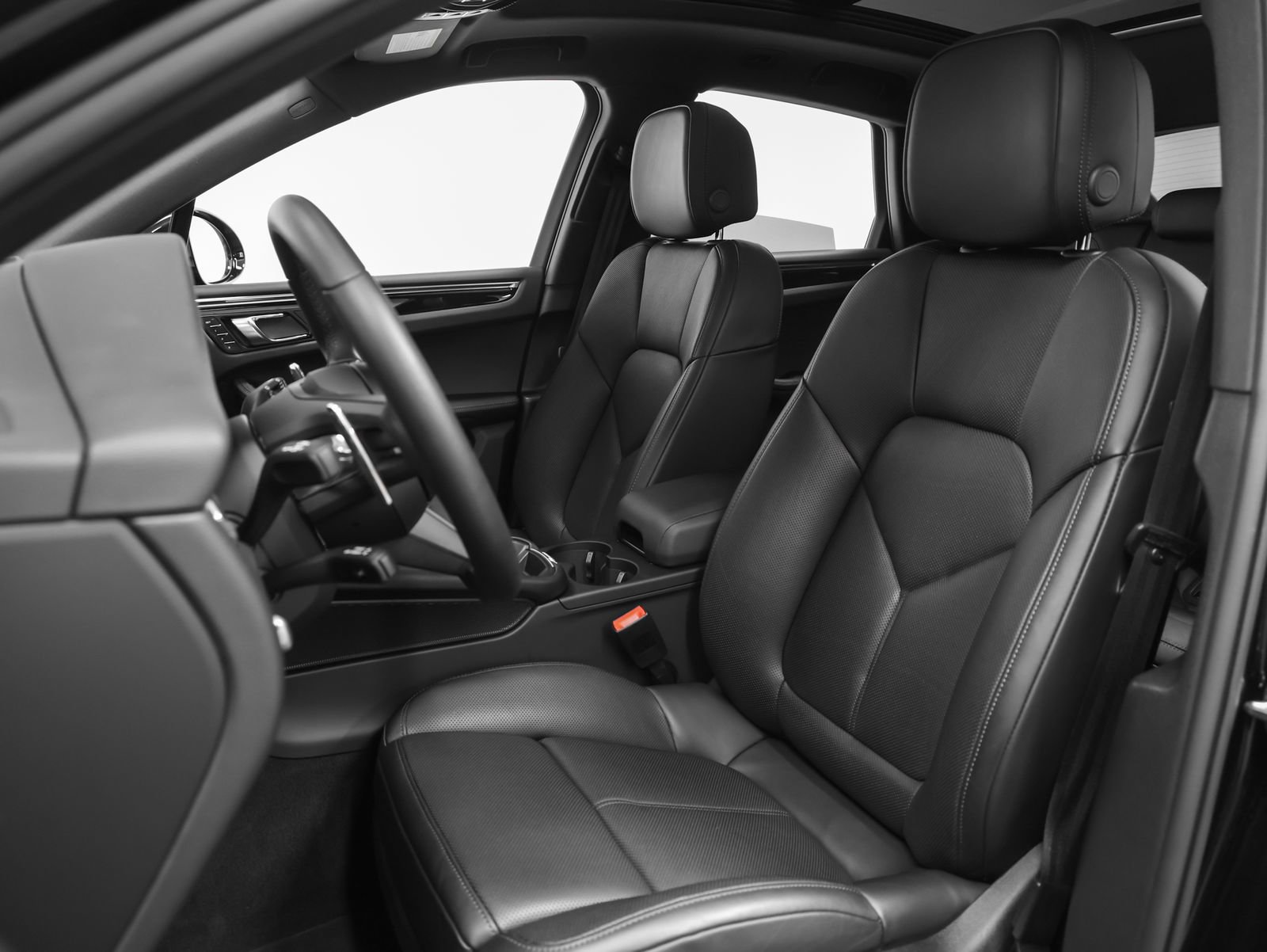 Certified 2025 Porsche Macan AWD/4WD image 41