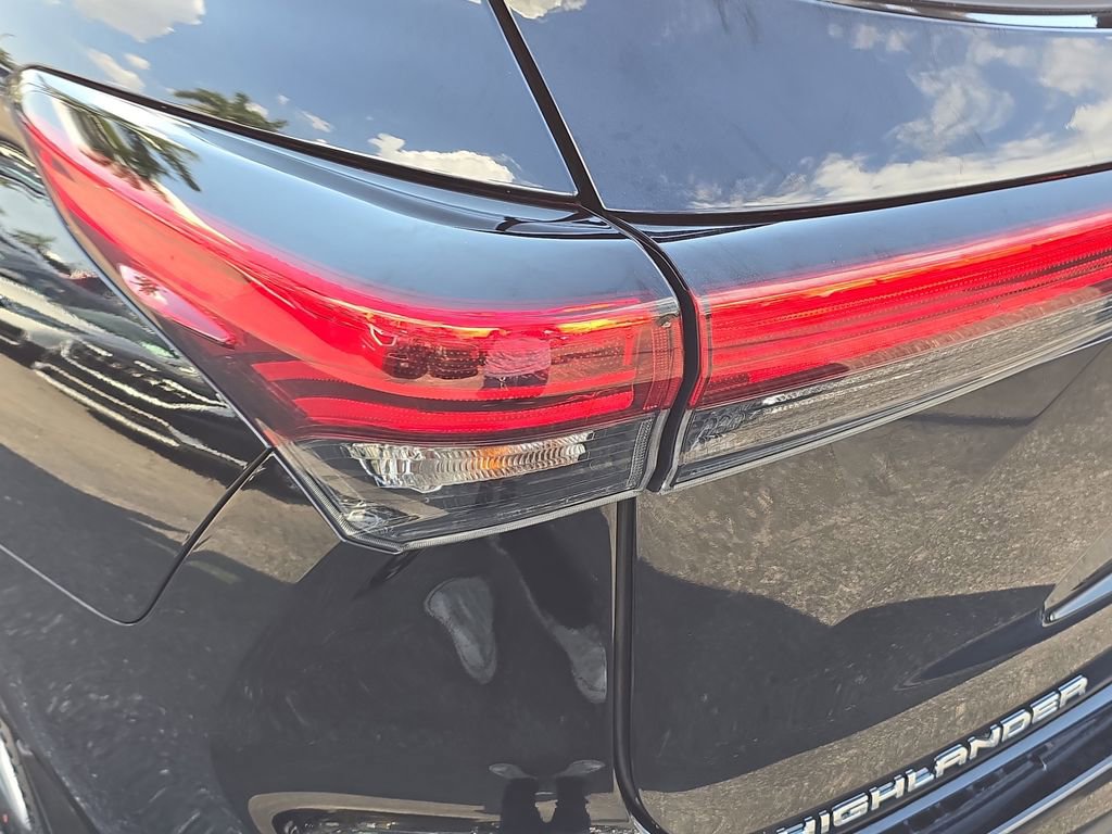 Used 2023 Toyota Highlander LE FWD image 6