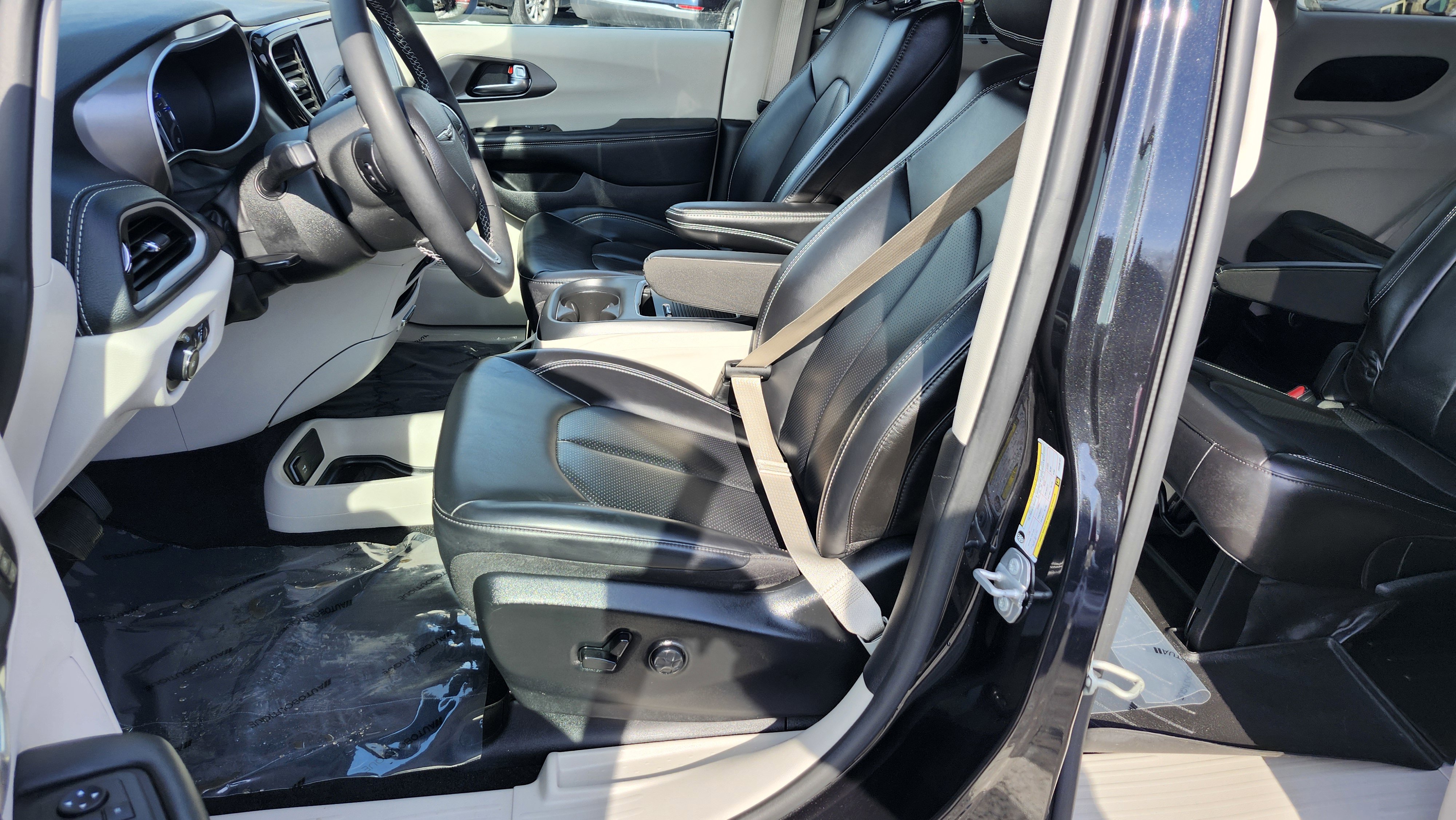 Used 2023 Chrysler Pacifica Touring-L image 23