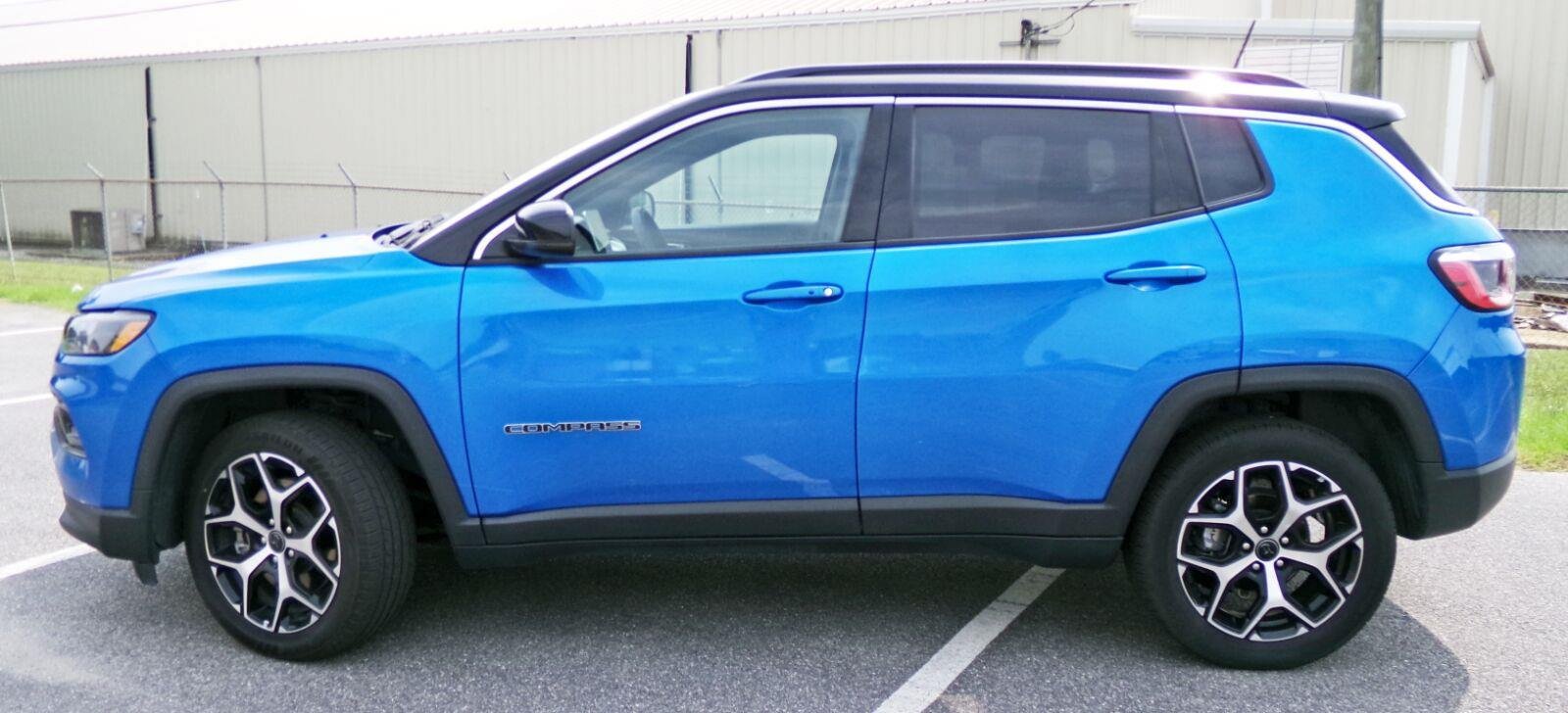 Used 2025 Jeep Compass Limited AWD/4WD image 2