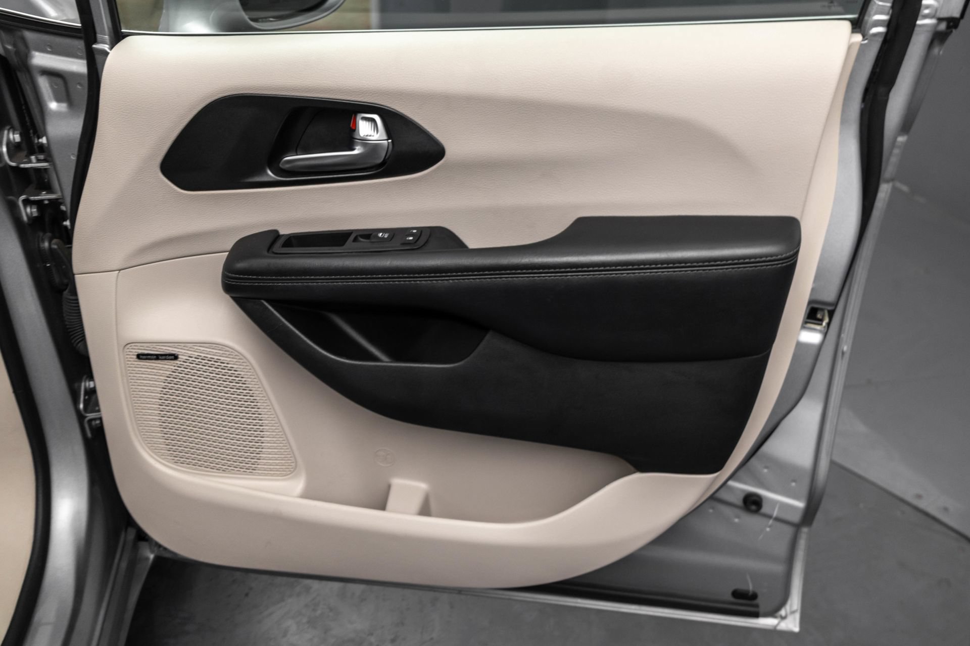 Used 2020 Chrysler Pacifica Limited w/ Advanced Safetytec Group FWD image 43