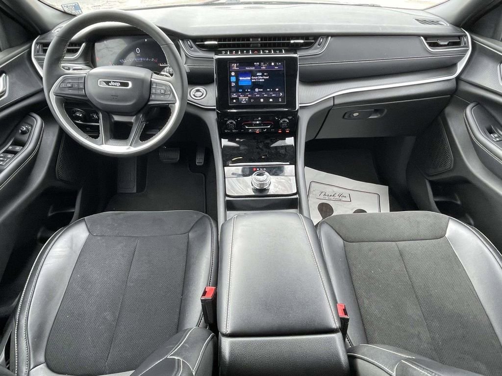 Used 2025 Jeep Grand Cherokee L Altitude image 11