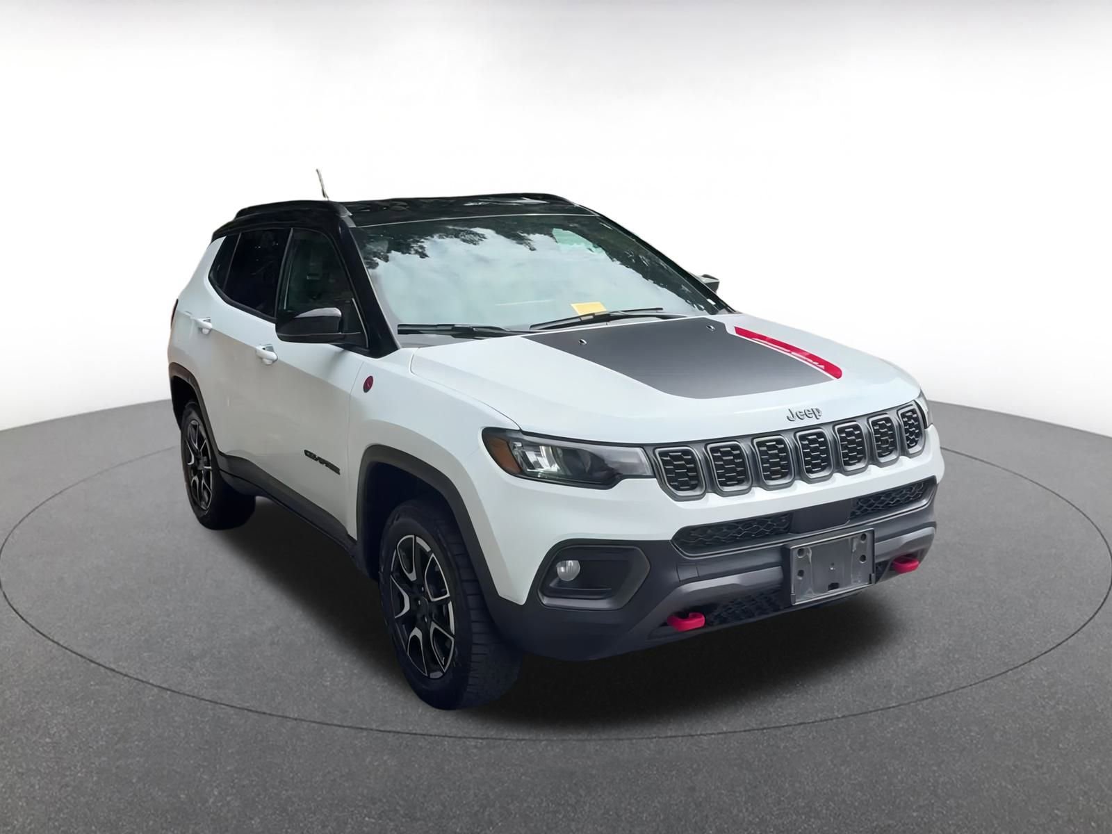 Used 2025 Jeep Compass Trailhawk image 3