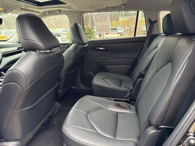 Used 2025 Toyota Highlander XLE AWD/4WD image 29