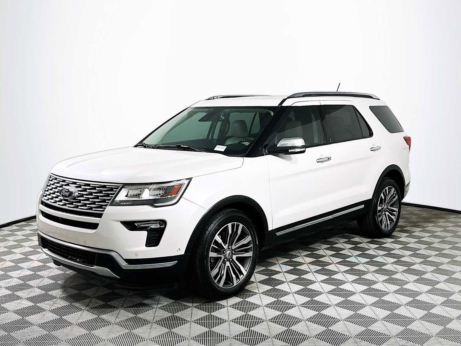 Used 2018 Ford Explorer Platinum AWD/4WD image 3