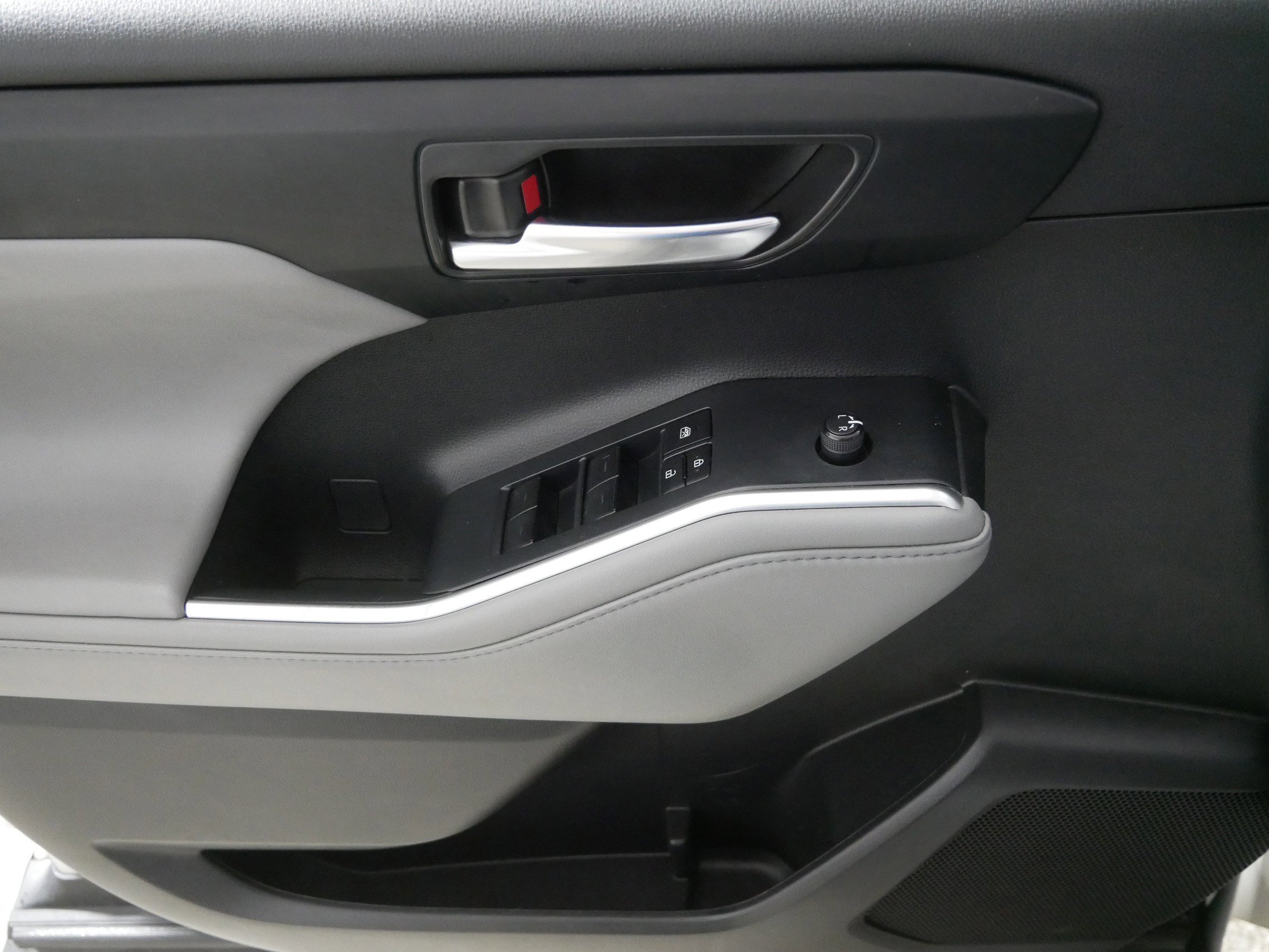 Used 2022 Toyota Highlander XLE image 19