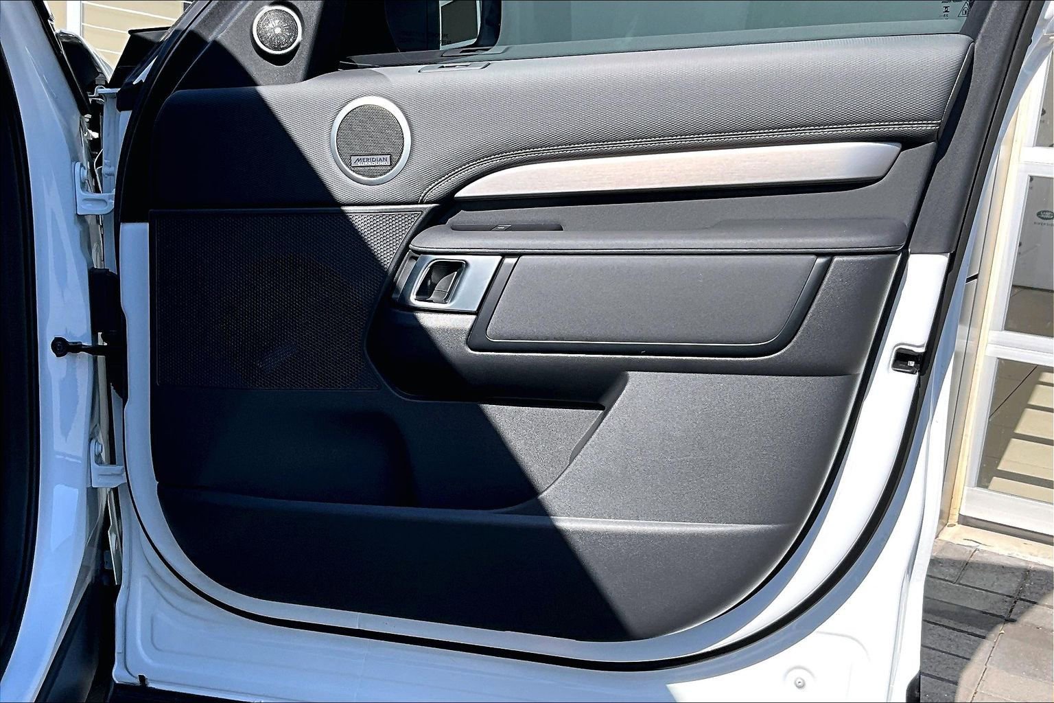 Used 2024 Land Rover Discovery Dynamic SE image 23