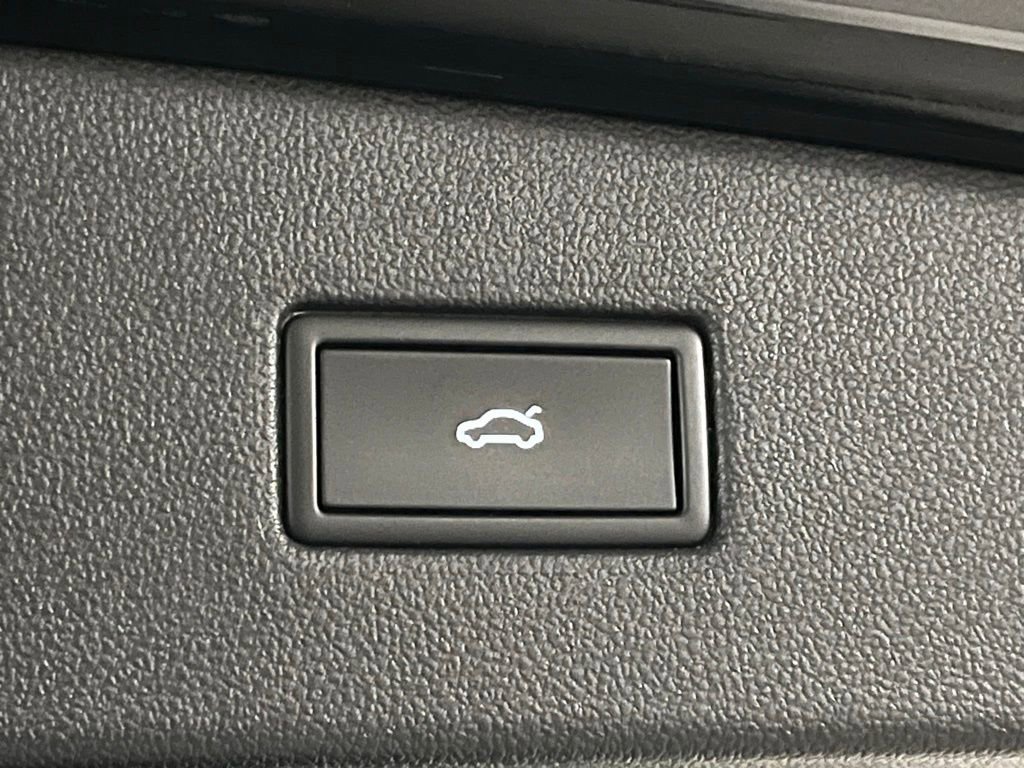 Used 2022 Volkswagen Tiguan SE w/ Panoramic Sunroof Package image 39