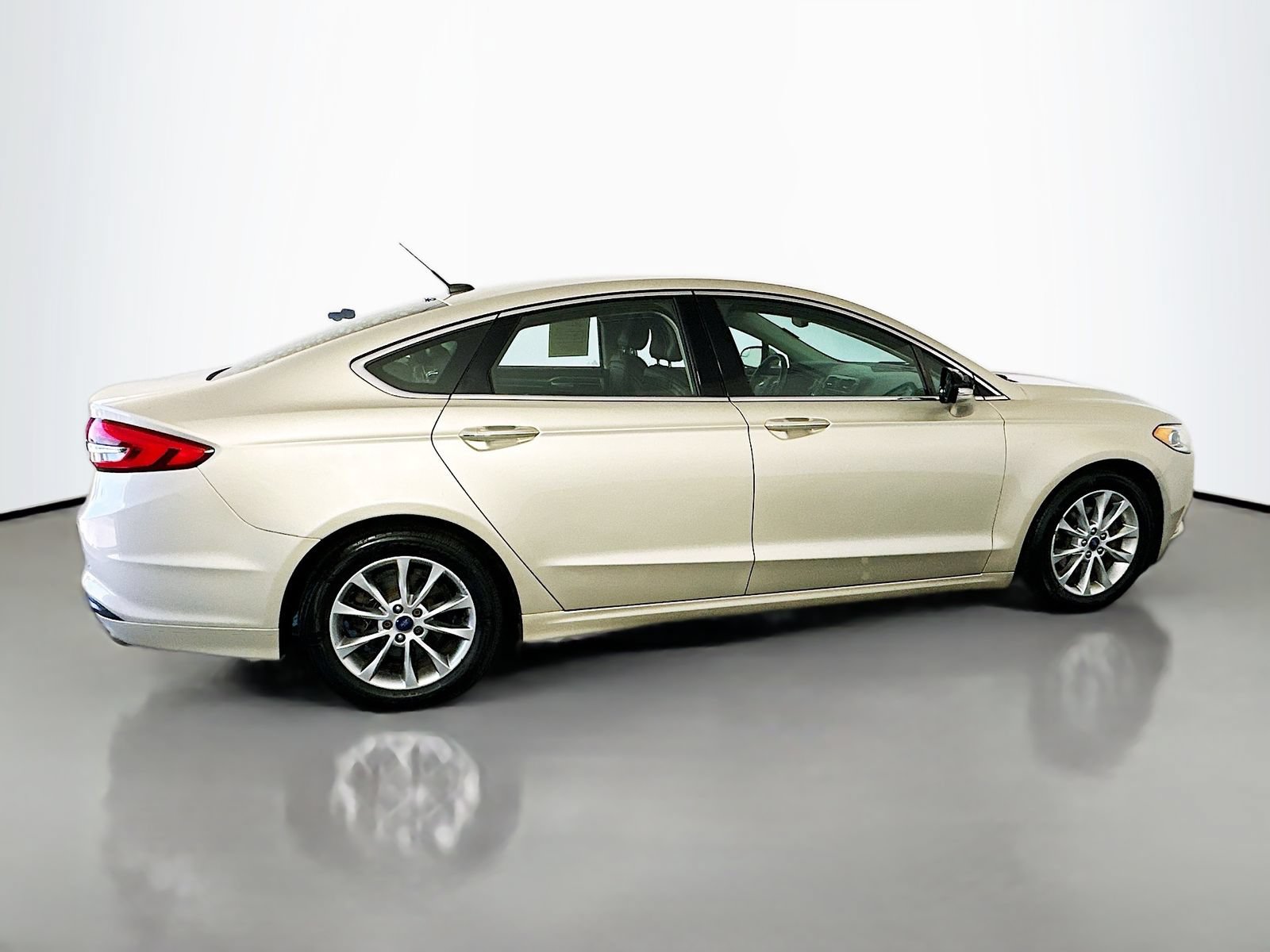 Used 2017 Ford Fusion SE w/ Fusion SE Technology Package FWD image 8