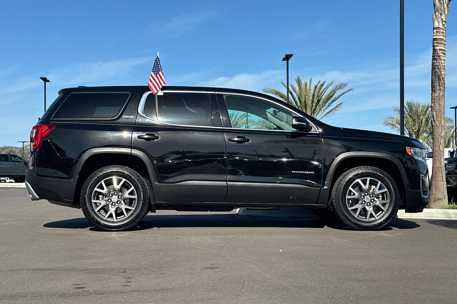 Certified 2021 GMC Acadia SLE w/ LPO, Cargo Package FWD image 3