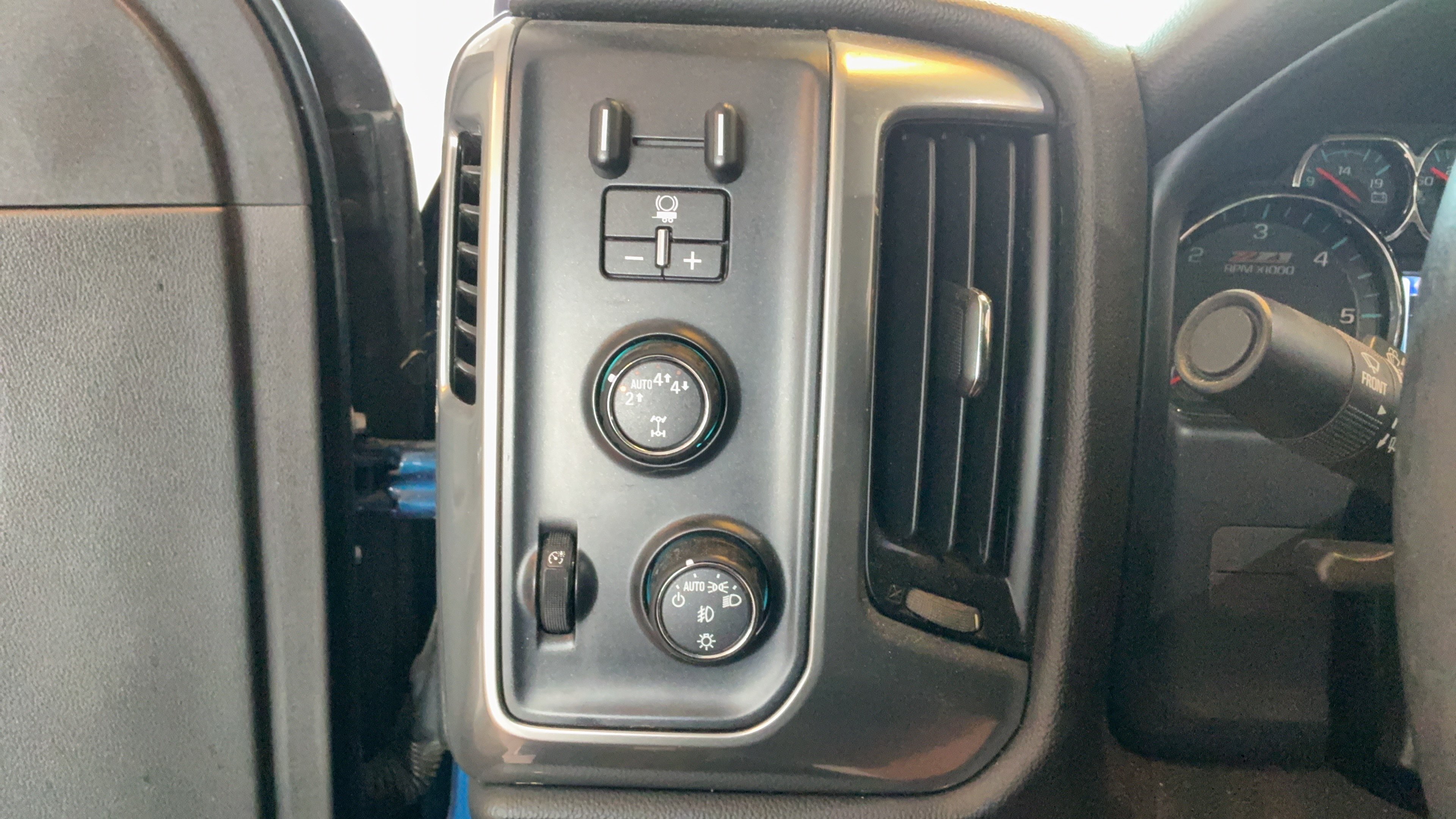 Used 2018 Chevrolet Silverado 1500 LT w/ All Star Edition AWD/4WD image 18