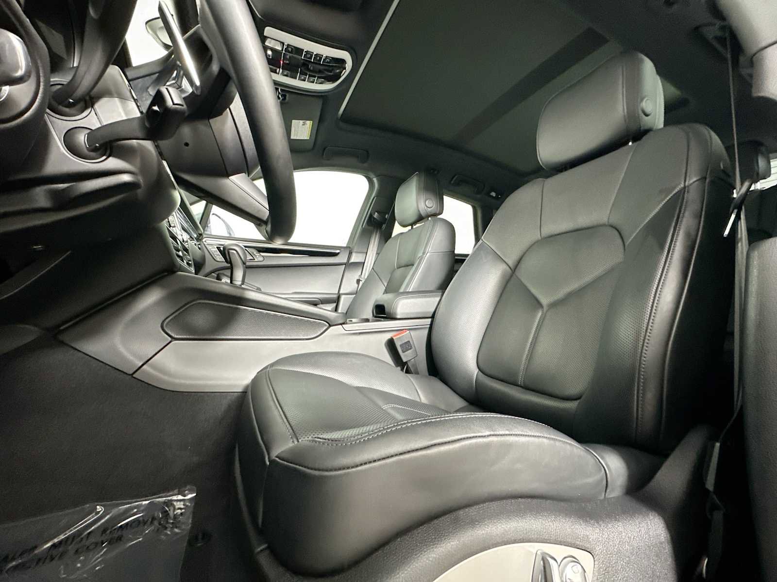 Certified 2025 Porsche Macan image 5