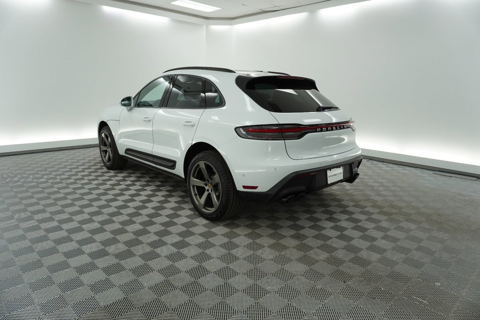 Certified 2025 Porsche Macan image 3
