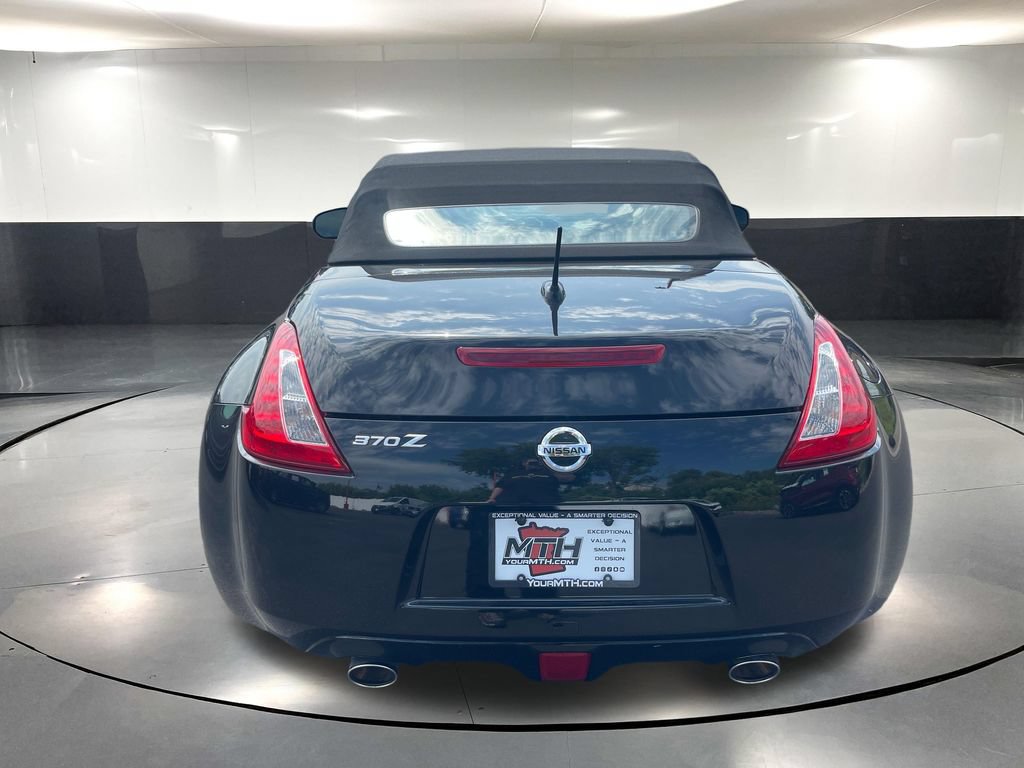 Used 2017 Nissan 370Z Touring RWD image 5