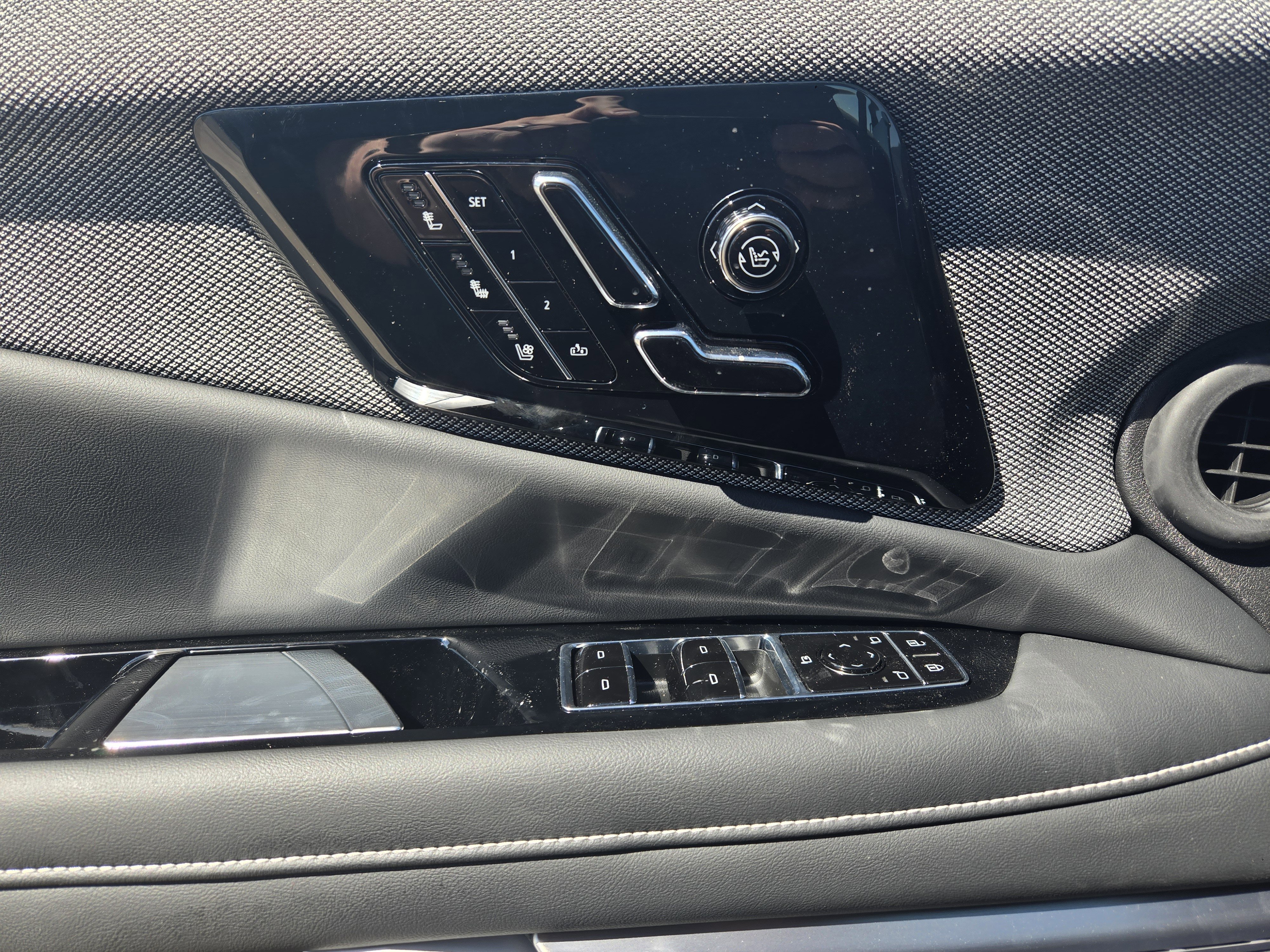 New 2025 Cadillac Optiq Luxury 2 image 16