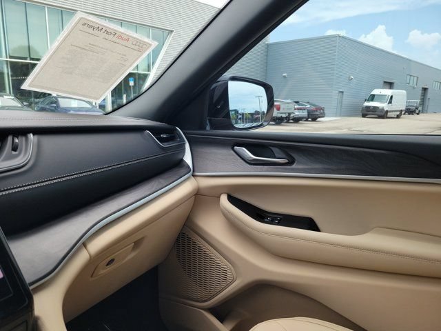 Used 2025 Jeep Grand Cherokee Limited AWD/4WD image 31