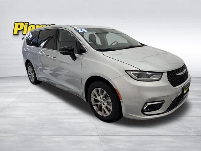 Used 2024 Chrysler Pacifica Touring-L image 7