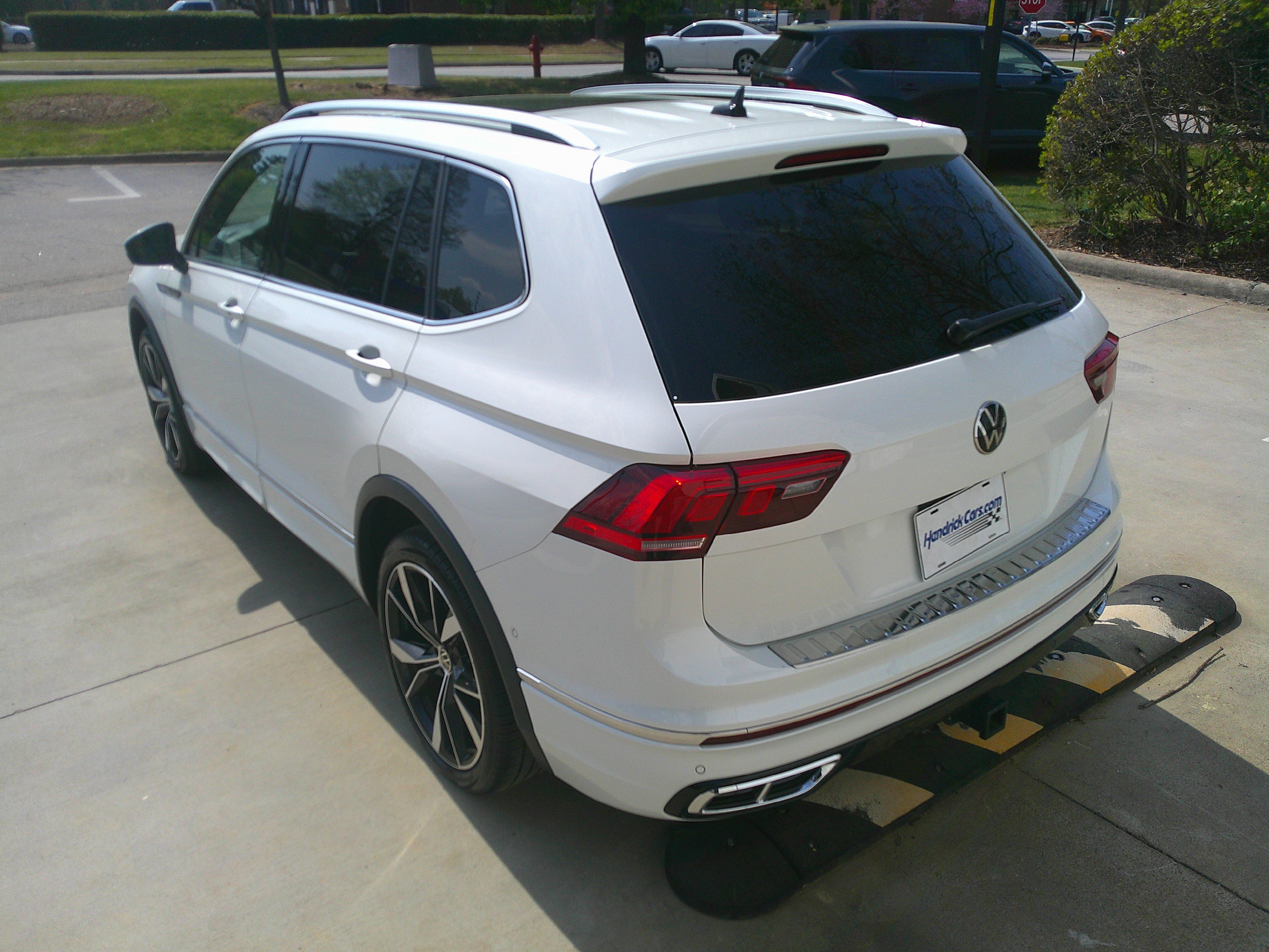 Used 2024 Volkswagen Tiguan SEL R-Line image 9