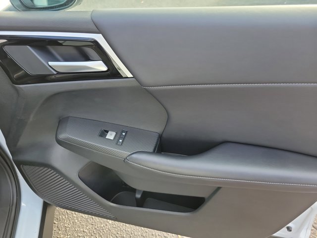 Used 2024 Mitsubishi Outlander SE image 8