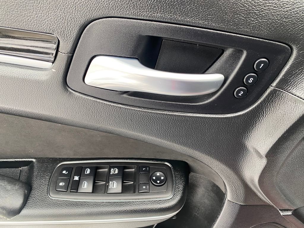 Used 2023 Chrysler 300 C image 16