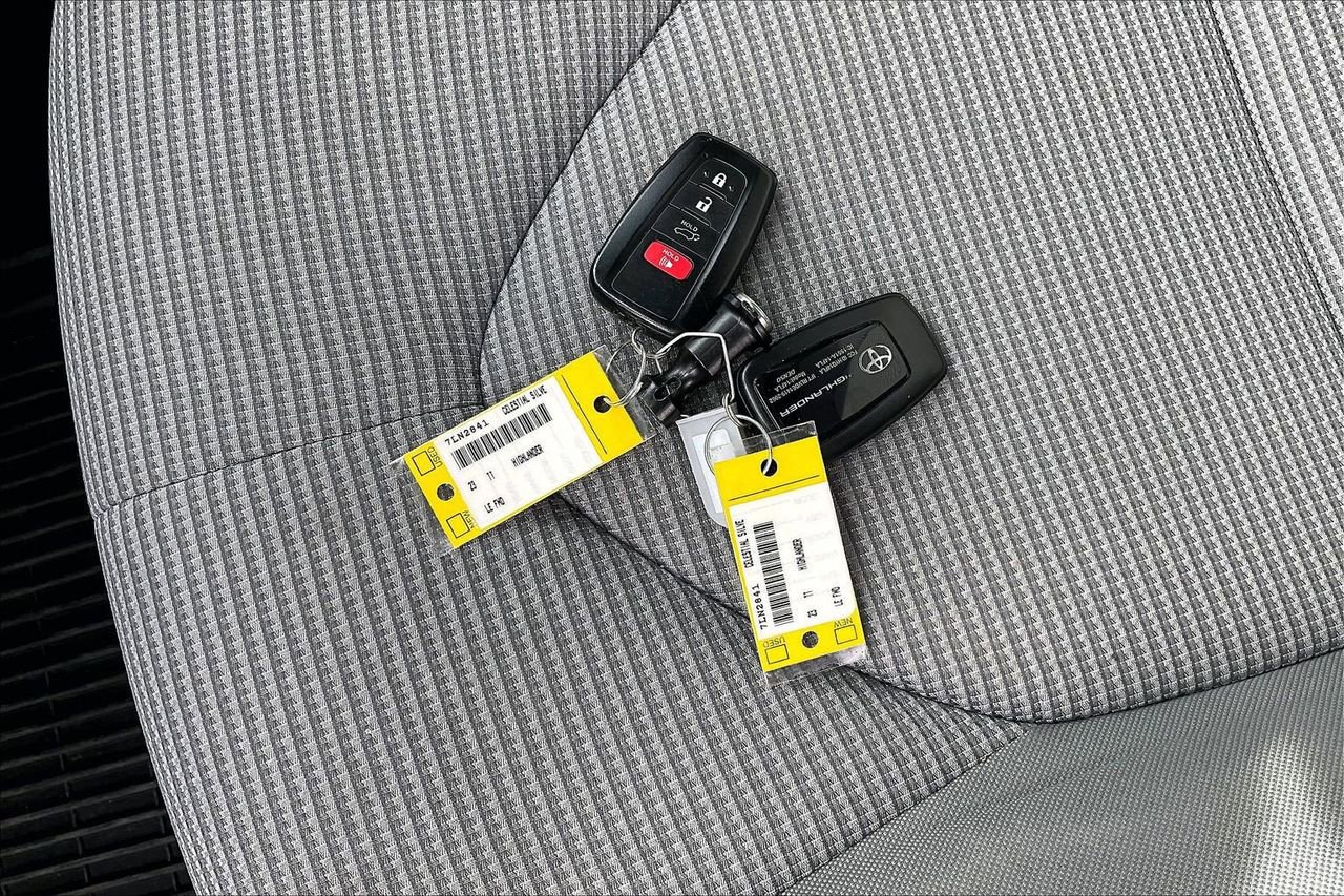 Used 2023 Toyota Highlander LE image 34