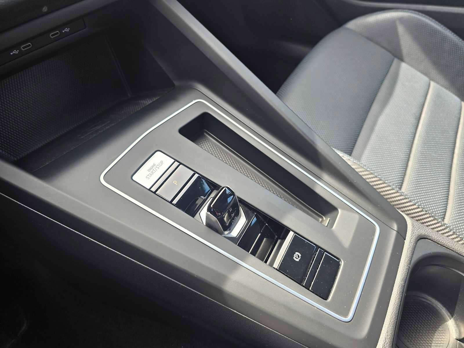 Used 2022 Volkswagen Golf R image 29