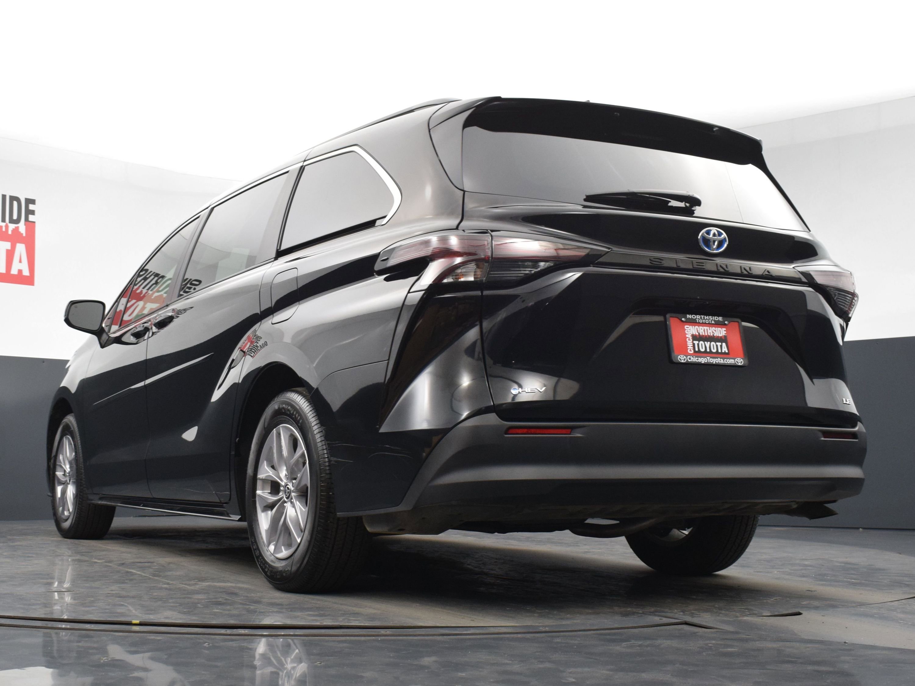 Used 2025 Toyota Sienna LE image 28