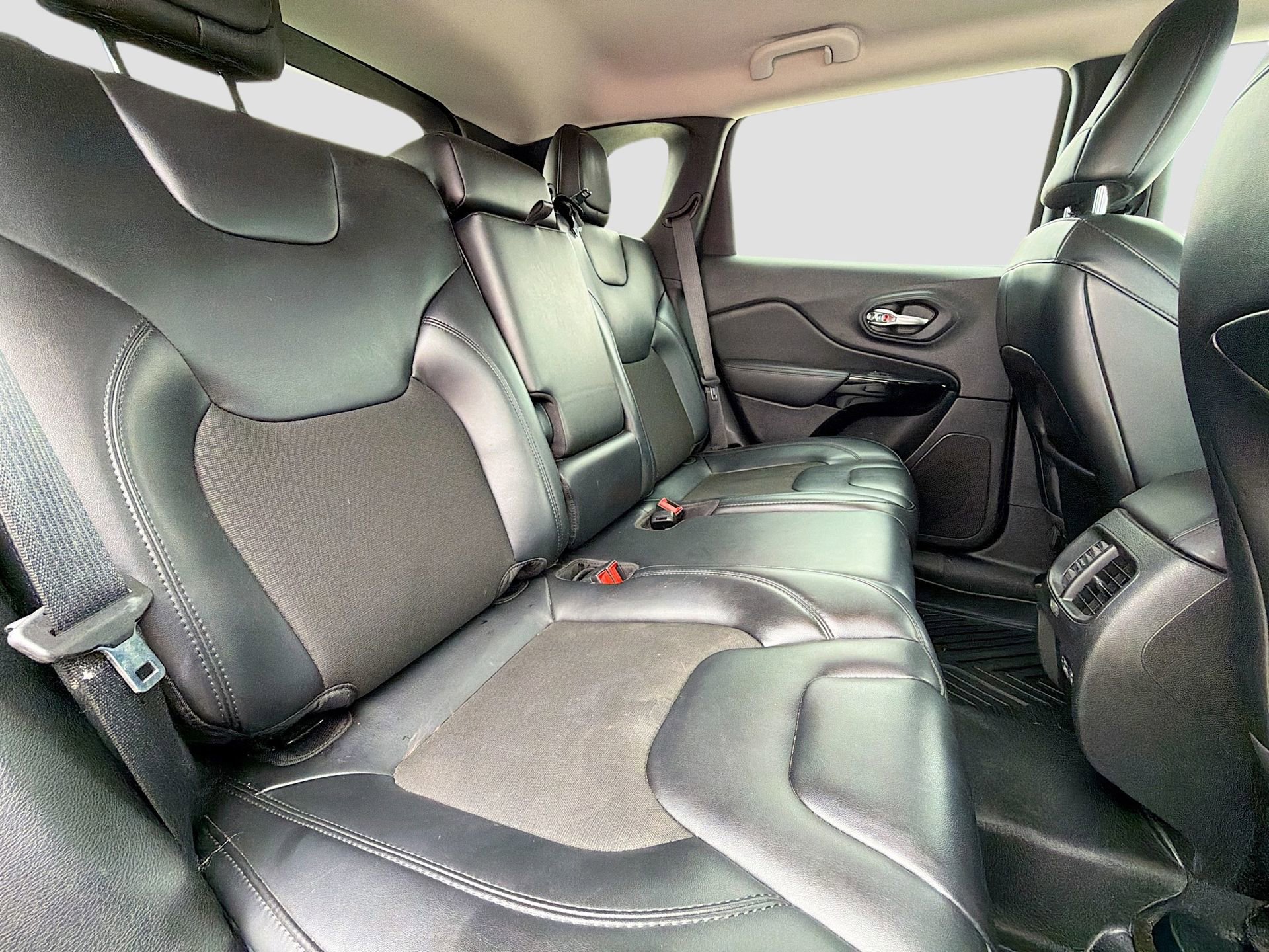 Used 2021 Jeep Cherokee Latitude Plus image 30