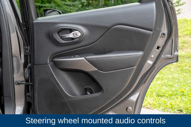 Used 2019 Jeep Cherokee Overland w/ Technology Group AWD/4WD image 19